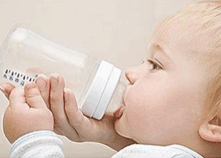 宝宝的第一餐奶（宝宝的第一餐奶怎么喂）