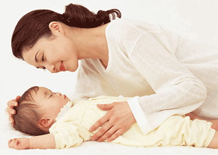 如何科学护理新生宝宝的头部 如何保护新生儿的头部