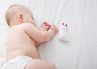 引起宝宝睡偏头的主要原因（宝宝睡偏头有什么危害）