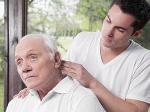 如何护理老年痴呆症患者 如何护理老年痴呆症患者病情