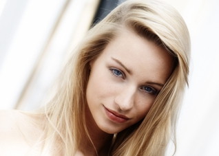 痤疮长到脸上会不会痒（痤疮长到脸上会不会痒痛）