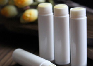 润唇膏会伤害唇部肌肤吗(润唇膏会伤害唇部肌肤吗)