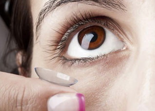 美瞳对眼睛的伤害（长期戴美瞳对眼睛的伤害）