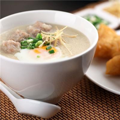 高血压的治疗与饮食该注意什么（高血压病的饮食治疗应注意什么）