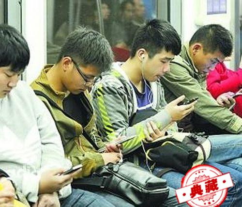 手机“低头族”存在的危害（你如何看待手机低头族现象）