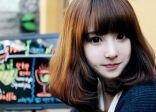 额头高适合什么发型（女人额头高适合什么发型）