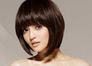 额头宽适合什么发型（头发少额头宽适合什么发型）