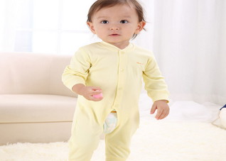 教宝宝学走路的三个步骤 怎么样教宝宝学走路