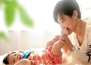 宝宝只喜欢躺着，懒得爬怎么办 宝宝只喜欢躺着,懒得爬怎么办呢