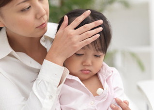 怎么帮助小孩子退烧（怎样帮助小孩退烧）