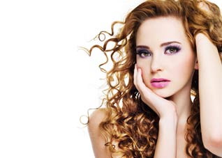 气质撩人的蓬松卷发女人如何拥有（天生蓬松卷发怎么打理好看）