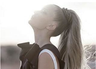 教你五分钟绑出时髦低马尾 怎样扎低马尾更时髦