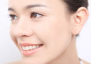 黄皮肤女孩如何美白肌肤（皮肤黄的人如何美白）