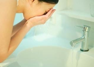 都市女性卸妆水的使用攻略 用水怎么卸妆