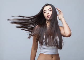 警惕：女性常打薄头发会使其分叉（头发打薄会分叉吗）