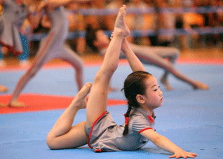 10步健身舞助你瘦手臂提臀（10步健身舞助你瘦手臂提臀动作）