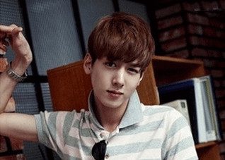 适合圆脸男生的发型设计（男生圆脸型适合的发型）