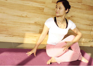 减肚子瑜伽动作（减肚子瑜伽动作视频教程）