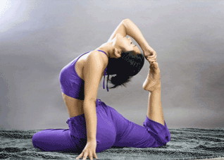 3招瑜伽放松肩颈和后背（肩颈部放松瑜伽动作）