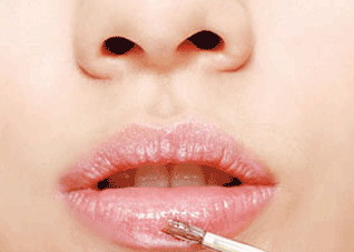 打造唇部性感又完美的技巧（唇形变好看的技巧）