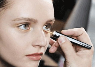 都市熟女必知晓的化妆技巧（职场化妆技巧）