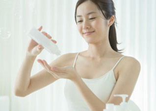 痘痘女人该如何护理肌肤（什么护理才能把女生的痘痘）