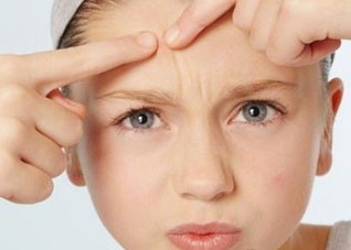 女人长痘离不开痘痘的护理三步骤（女人长痘痘应该怎么调理才能好）