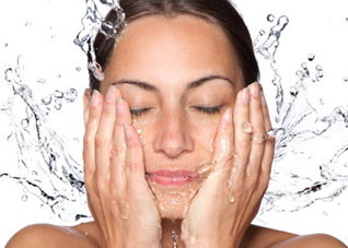 这七款水可以帮助你的脸越洗越白（用水洗脸会变白吗）