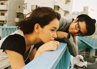 他偷偷暗恋你的5个暗示（女生偷偷暗恋你的表现）