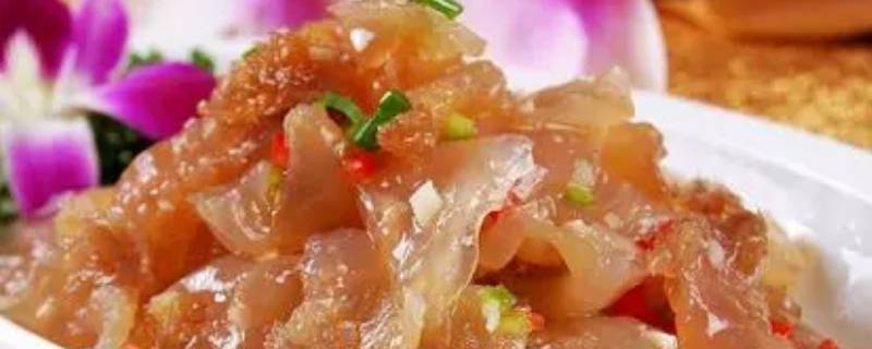 海蜇皮褐色的要撕掉吗 海蜇皮褐色的要撕掉吗怎么吃