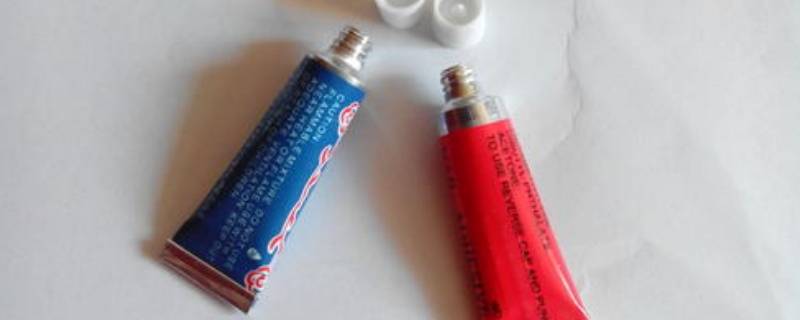 粘在墙上的强力胶怎么取下来（固定墙上的胶怎么取下来）