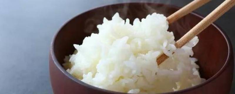 米饭半生不熟怎么补救（米饭半生不熟补救要焖多久）