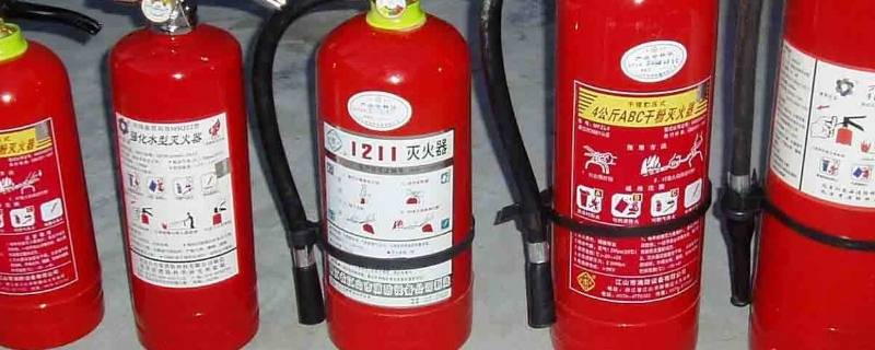 使用灭火器进行灭火的最佳位置是（使用灭火器进行灭火的最佳位置是哪里）