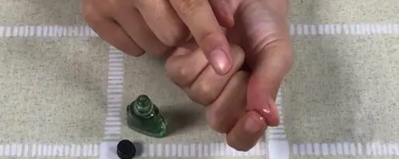 强力胶水粘手上用什么可以洗掉 被强力胶水粘到手应该怎么洗