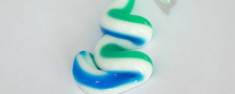 为什么牙膏挤出来是条纹的（牙膏为什么能挤出条纹）