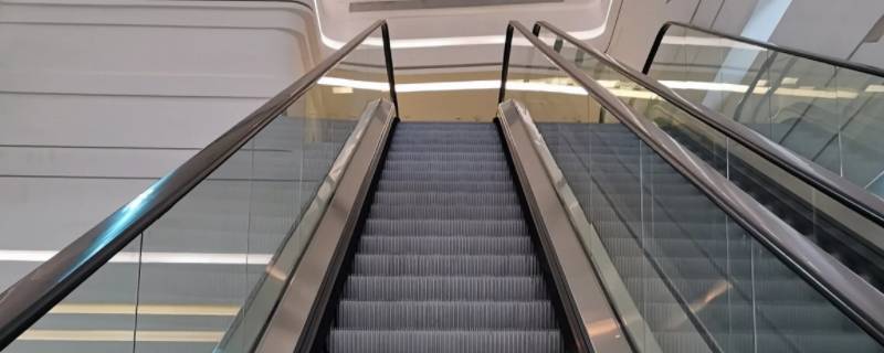 乘坐扶手电梯要注意哪些问题（乘坐手扶电梯时应该注意哪些呢）