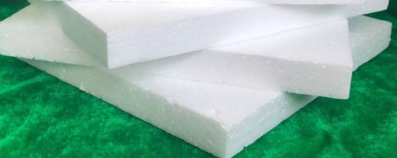 为什么泡沫塑料在水里会浮起来（塑料泡沫放入水中为什么会浮起来）