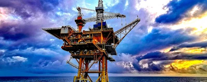 海上钻井平台是如何固定在海里的（海上的钻井平台是固定的吗）