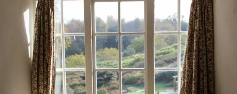 冬季屋里潮湿是关窗还是开窗（秋天屋里干燥开窗好还是关窗好）