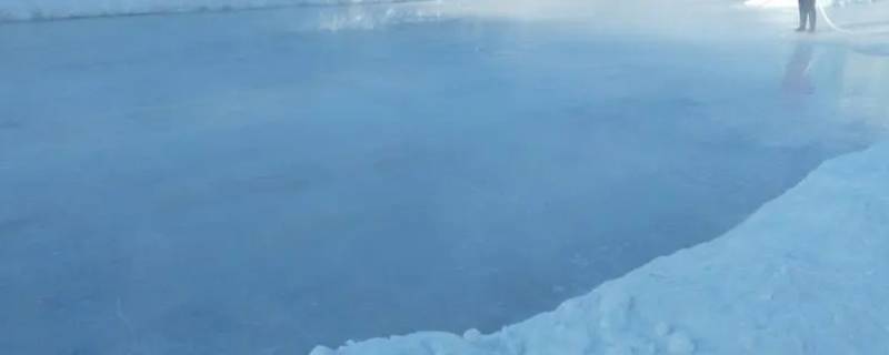 浇冰场用水为什么掺牛奶（为什么浇冰场浇热水）