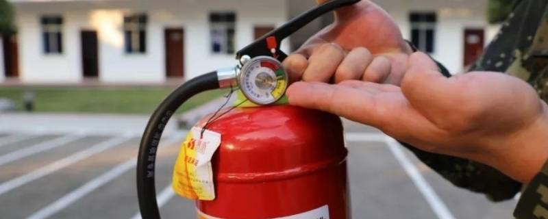 手提式灭火器的正确使用方法 手提式灭火器的正确使用方法被归纳为四字操作法是指