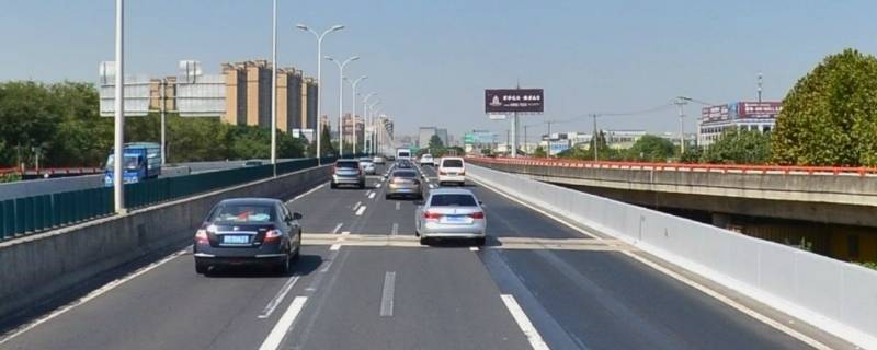 中国第一条高速公路是哪一年建的（中国第一条高速公路是哪一年建的双开门冰箱多宽）