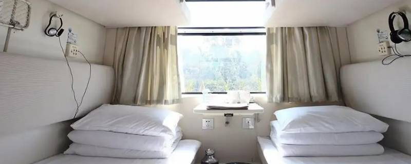 软卧上铺能直起腰坐么（硬卧上铺可以坐直吗）