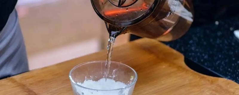 勾芡淀粉和水的比例是多少（水勾芡用什么淀粉）