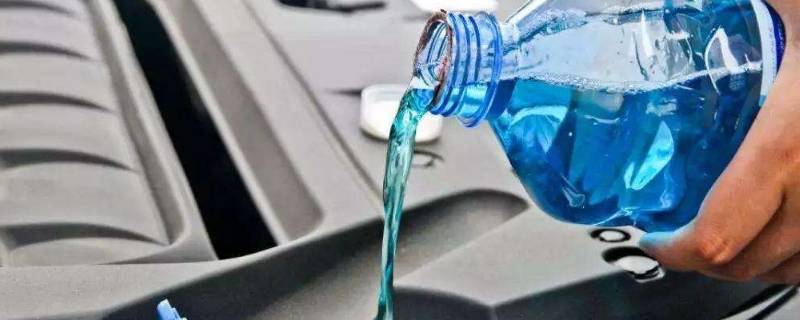 玻璃水能一次性喷完吗（一次性喷完玻璃水会损伤吗）