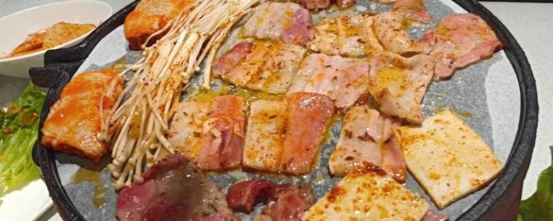 烤肉下面垫的白色的纸叫什么(烤肉上面铺的白纸是啥纸)