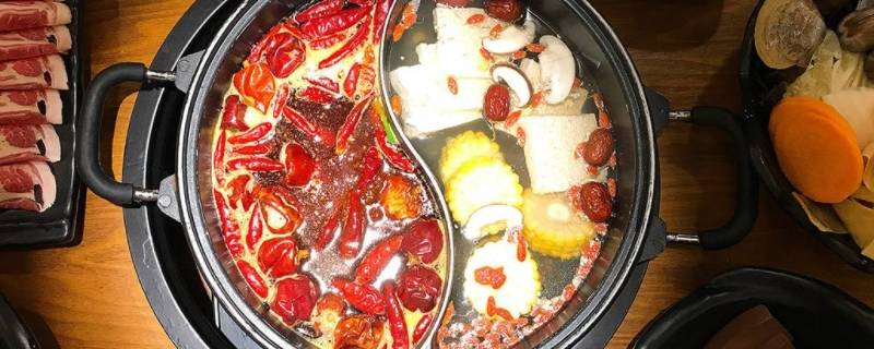 鸳鸯锅一边放水漏水正常吗（鸳鸯锅一边加水会漏正常吗）