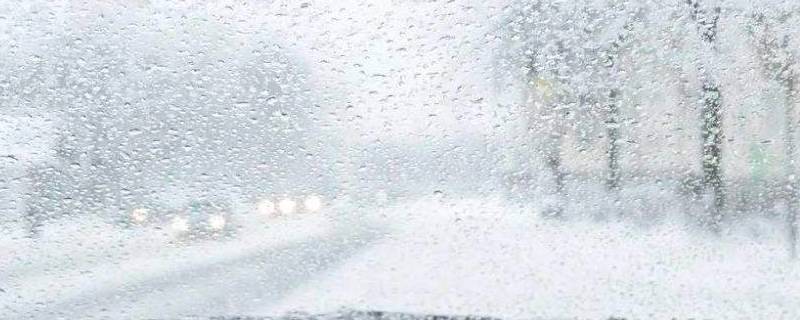 下雪天玻璃起雾怎么办 下雨天起雾怎么办