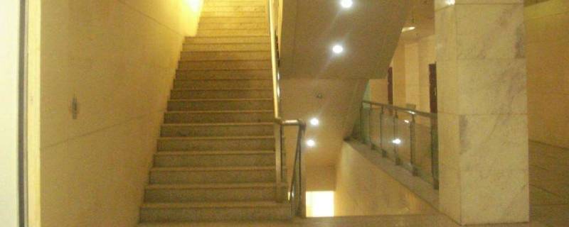 从室内疏散正确的做法是 从室内疏散正确的做法是(