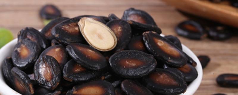 黑南瓜子和白南瓜子的区别 黑南瓜子和白南瓜子哪个好吃